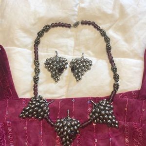 Set necklace and earrings